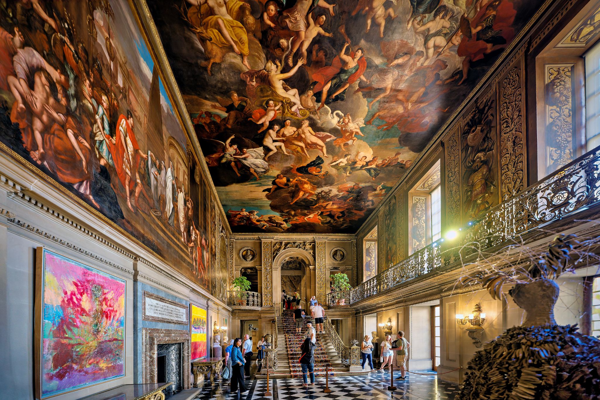 Chatsworth House bei Bakewell zählt zu den prächtigsten englischen Landsitzen und ist seit fast 500 Jahren Sitz der Familie Cavendish, der Dukes of Devonshire. Der heute vom Duke und der Duchess bewohnte Bau beherbergt eine der bedeutendsten privaten Kunstsammlungen Europas.